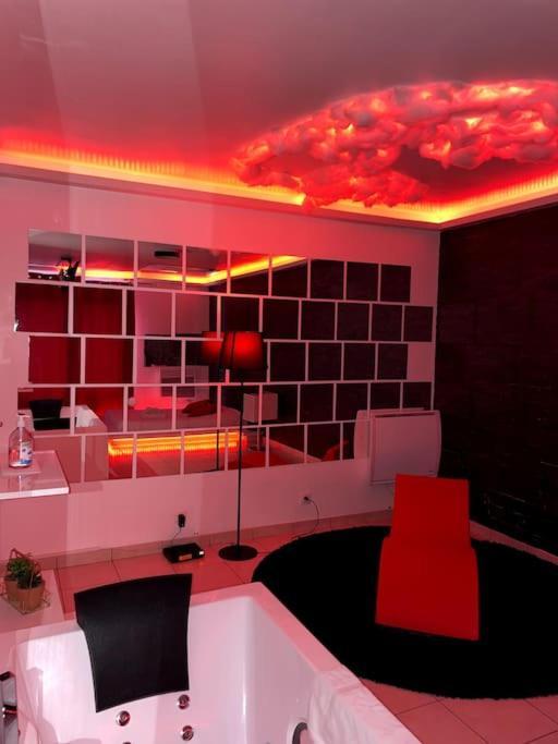 Апартаменты Jeu De Regards - Jacuzzi/Balneo Courcouronnes Экстерьер фото