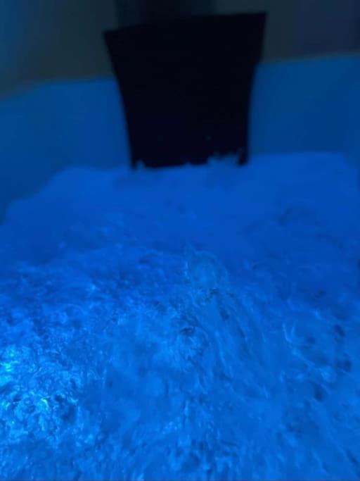 Апартаменты Jeu De Regards - Jacuzzi/Balneo Courcouronnes Экстерьер фото